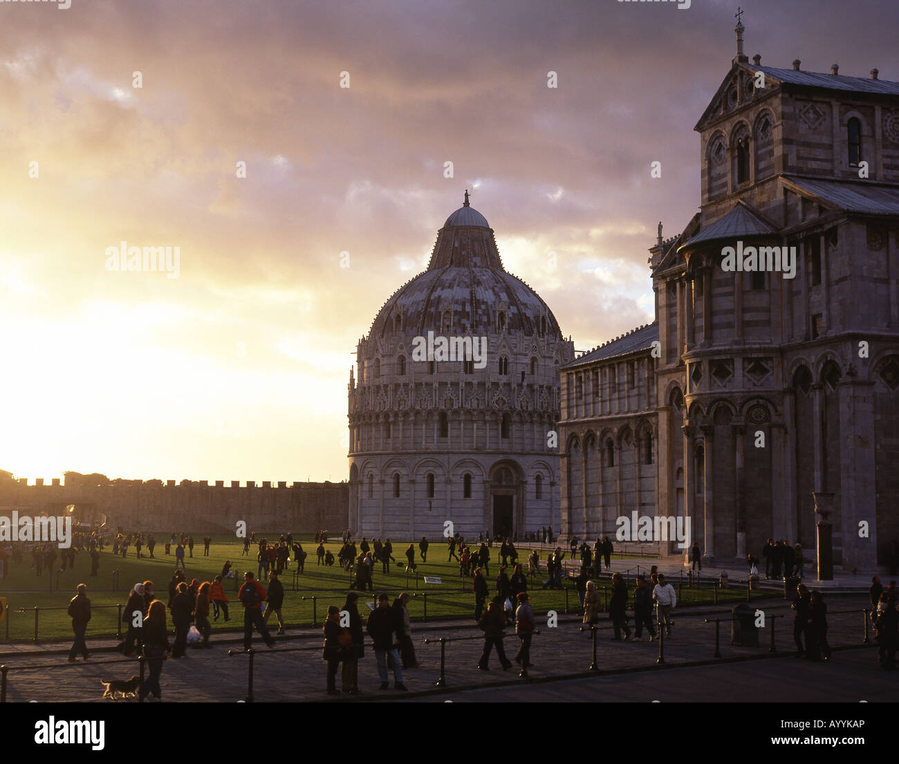 Piazza del Duomo oder Campo dei Miracoli bei Sonnenuntergang Menschenmassen, Baptisterium und Dom-Pisa-Toskana-Italien Stockfoto