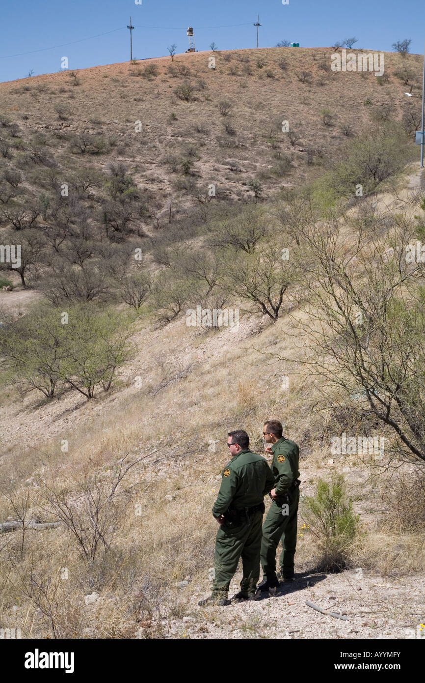 US Border Patrol Agenten suchen für Migranten Stockfoto