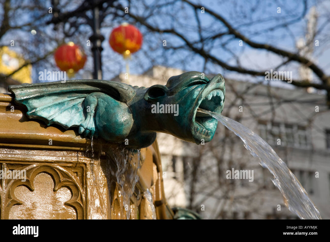Wasserspeier an der Victoria-Brunnen. Albert Square, Manchester, Greater Manchester, Vereinigtes Königreich. Stockfoto