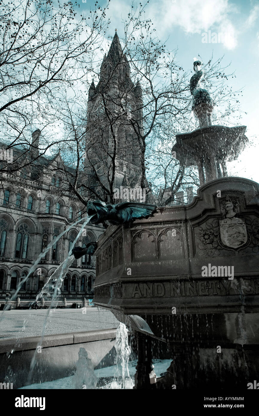Wasserspeier, Victoria Brunnen und Rathaus von Manchester. Albert Square, Manchester, Greater Manchester, Vereinigtes Königreich. Stockfoto