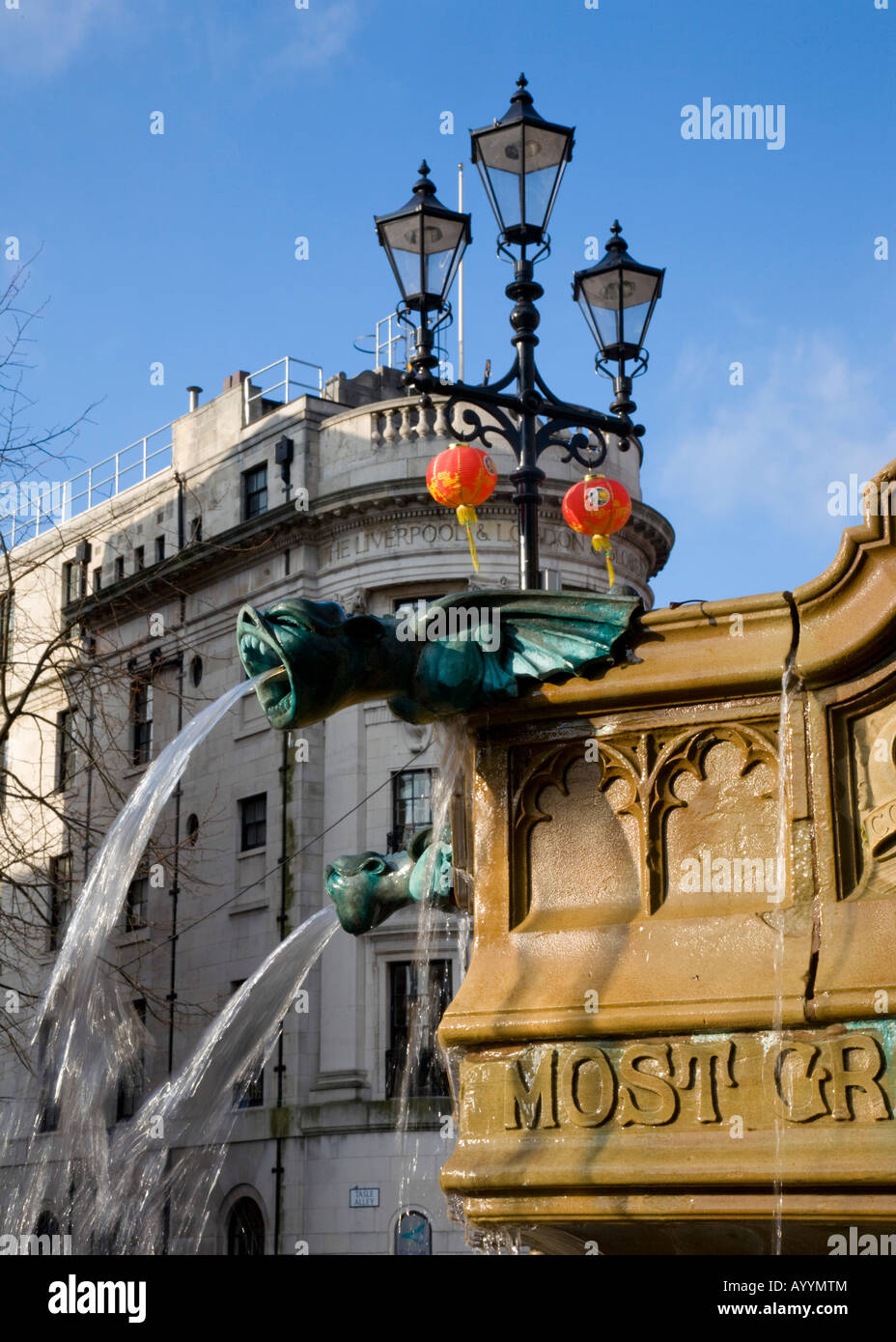 Wasserspeier an der Victoria-Brunnen. Albert Square, Manchester, Greater Manchester, Vereinigtes Königreich. Stockfoto
