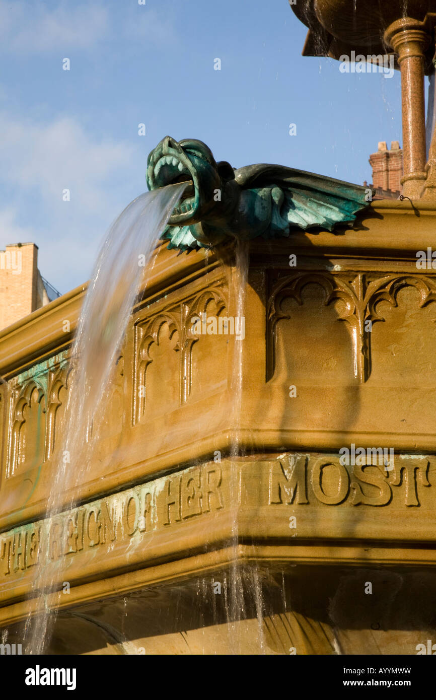 Wasserspeier an der Victoria-Brunnen. Albert Square, Manchester, Greater Manchester, Vereinigtes Königreich. Stockfoto