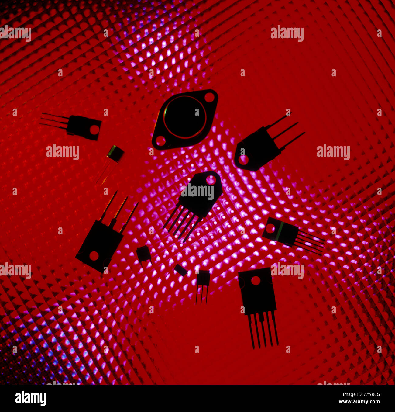 CMOS-elektronische Bauteile in Form der Silhouette über glühende rote Kugeln, zeigen verschiedene Größe und Verpackung. Stockfoto