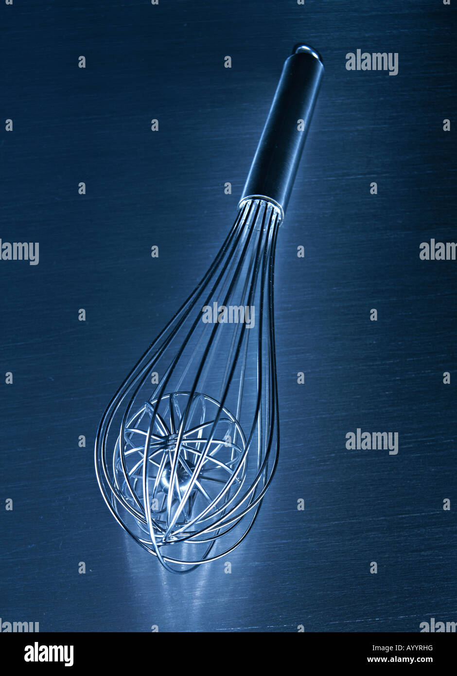 Schneebesen auf blauen Stahl Stockfoto