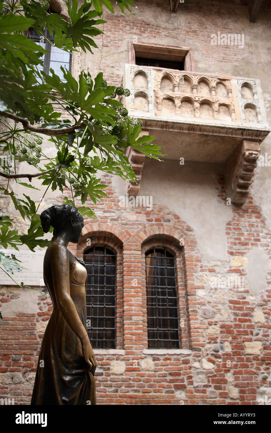 Balkon und Statue im Innenhof von Julias Haus, Verona, Italien Stockfoto