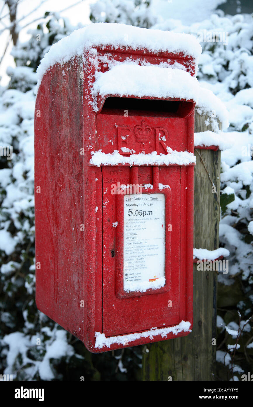 Roter Pfosten Box mit Schnee in Yorkshire, Großbritannien Stockfoto