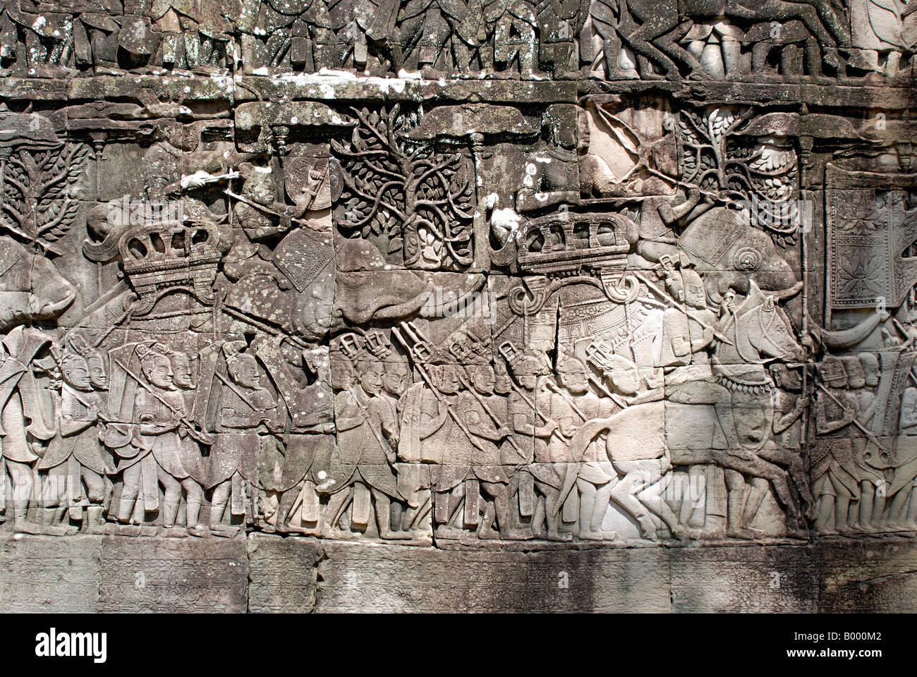 Kambodscha, Angkor Thom, spätes 12. Jahrhundert n. Chr. Armee auf dem Marsch. Südlichen Teil der Außengalerie. Stockfoto