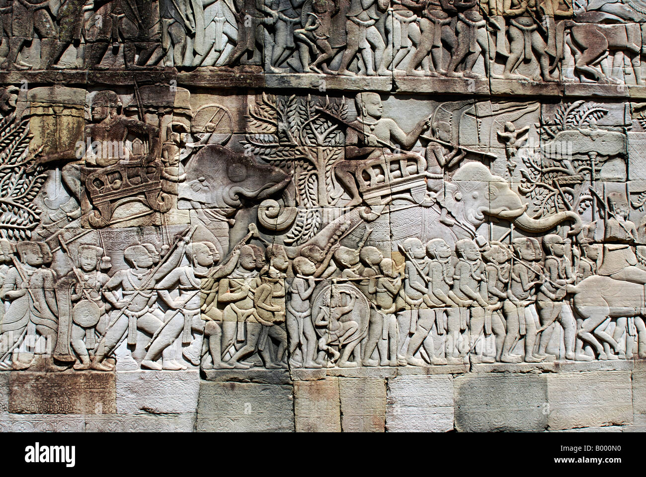 Kambodscha, Angkor Thom, spätes 12. Jahrhundert n. Chr. Armee auf dem Marsch. Südgelände Außengalerie. Stockfoto
