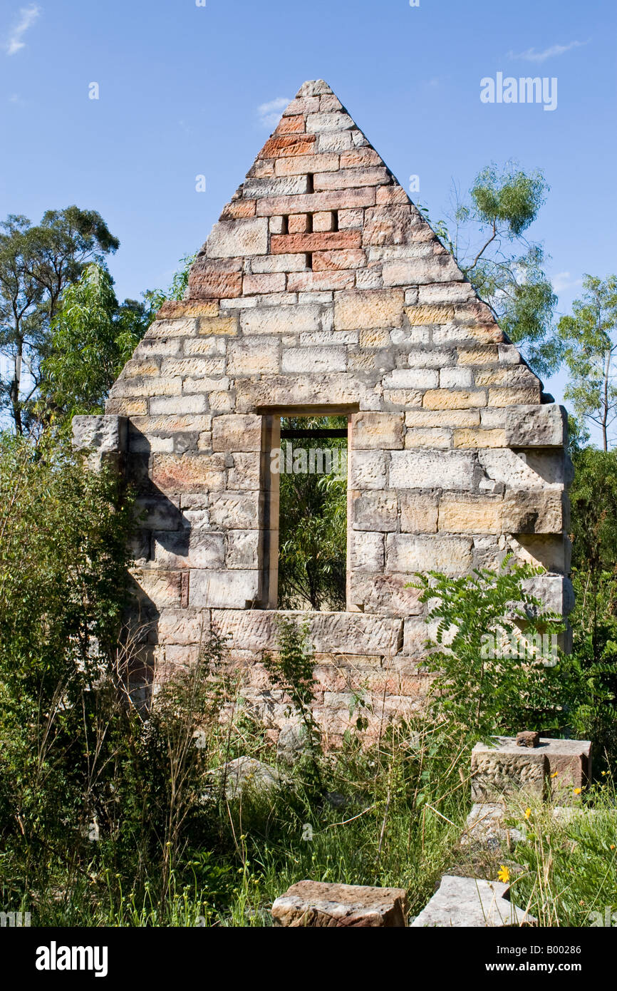 Eine Sandsteinmauer und Schornstein, die Überreste der Pförtner-Häuschen am Lapstone, NSW Stockfoto