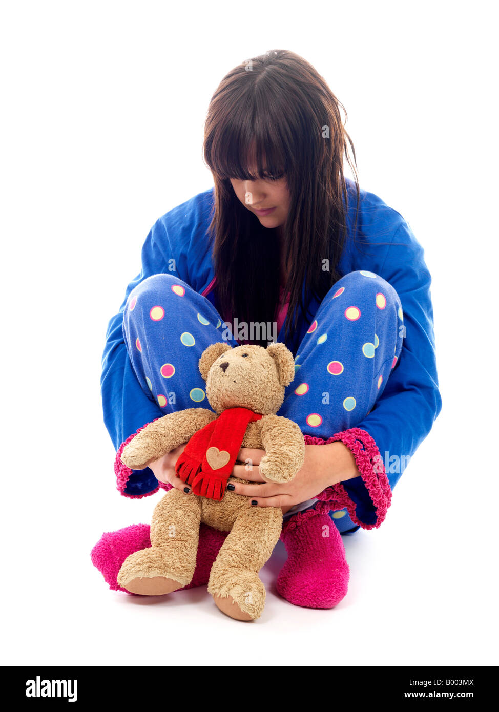 Junge Zerbrechliche junge Frau oder ein Mädchen, dass eine Komfort Teddybären zu fühlen sich sicherer im Leben Stockfoto