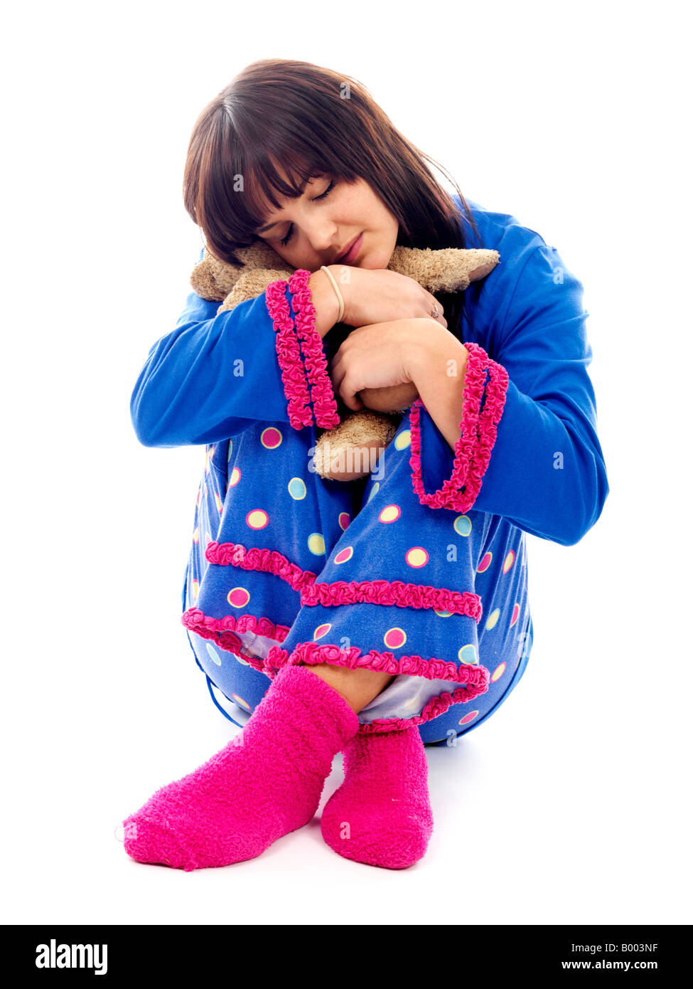 Junge Zerbrechliche junge Frau oder ein Mädchen, dass eine Komfort Teddybären zu fühlen sich sicherer im Leben Stockfoto