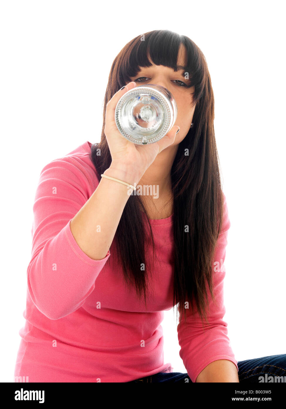 Junge Minderjährige Teenager sitzen auf dem Boden allein Erleben zugefügt Alkoholmissbrauch Alkohol trägt ein rosa Top und Blue Denim Jeans Stockfoto