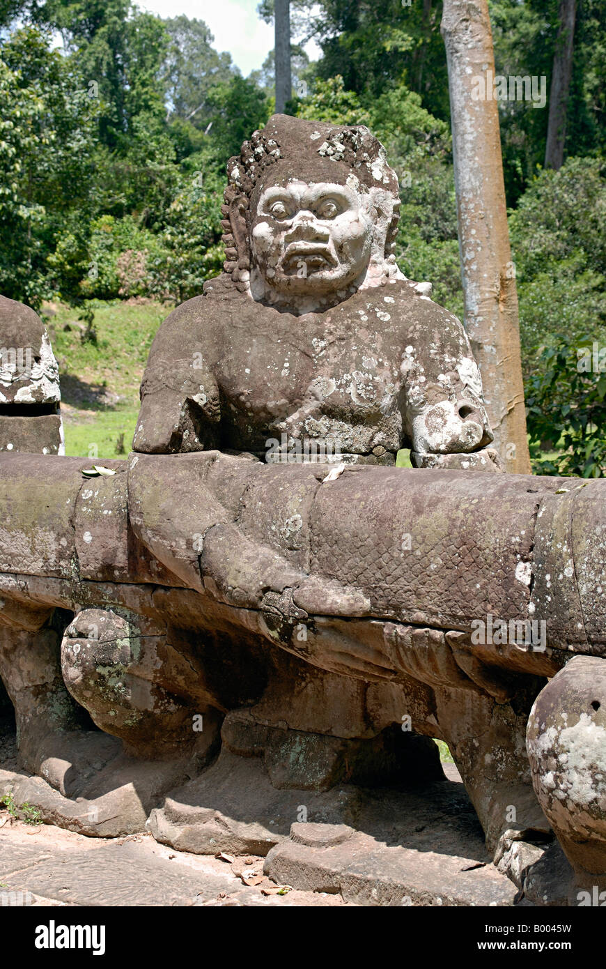 Kambodscha, Angkor Thom, Ende des 12. Jahrhunderts. Einer der die mythische Figur - Buttermenge des Ozeans. Stockfoto