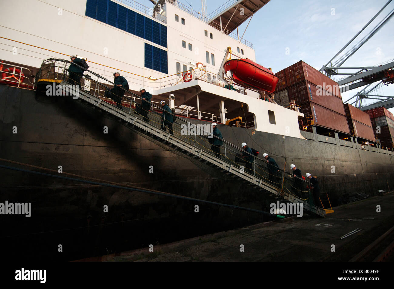 Hafen von Rotterdam Zwarte Bende bei der Arbeit besucht ein Team von der niederländischen Zoll, die Schiffe unerwartete zahlt um Schmuggelware zu überprüfen Stockfoto