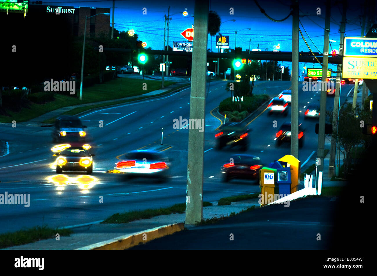 Pkw-Verkehr in der Nacht Stockfoto