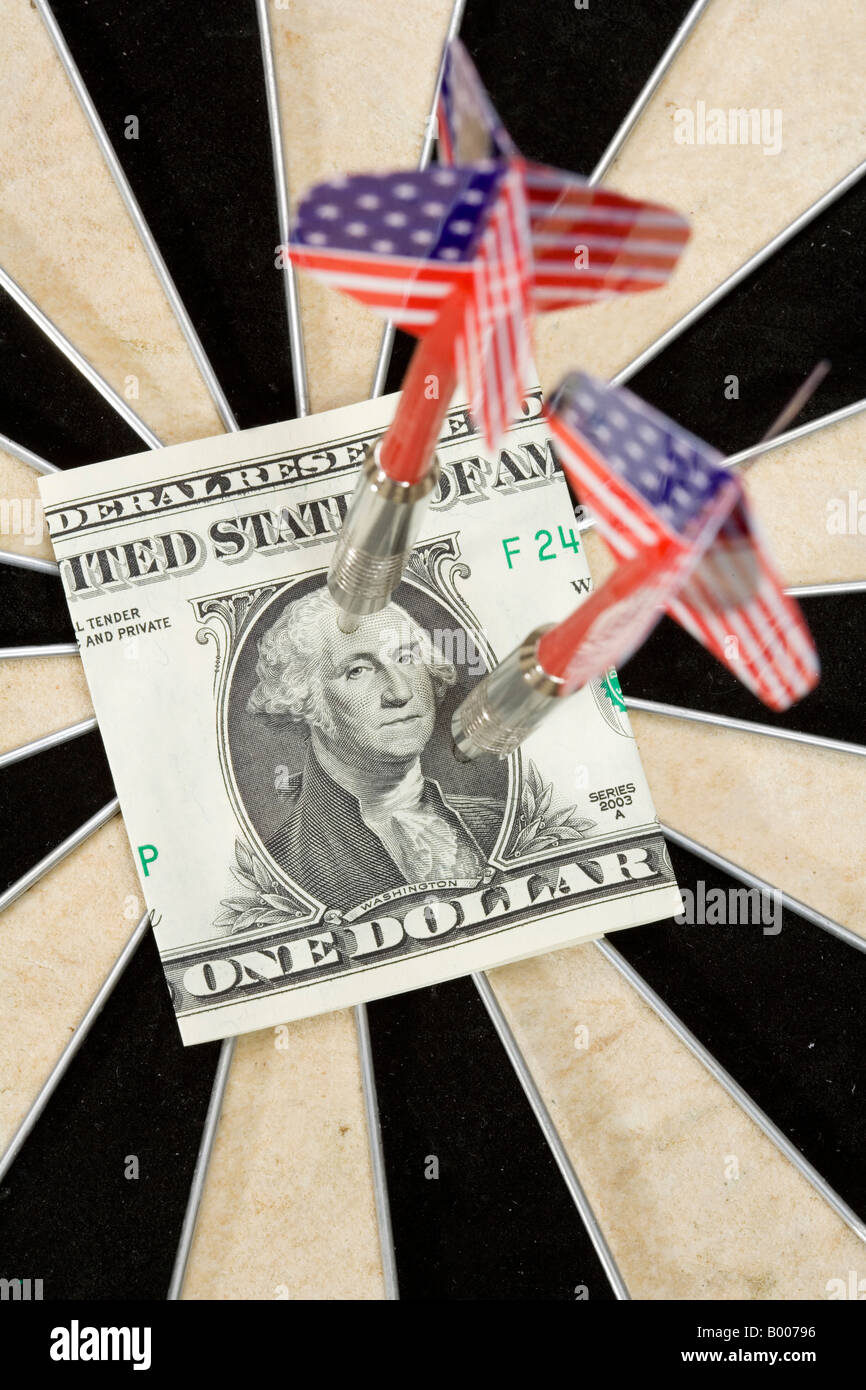 Dart-Pfeile mit USA nationale Emblem kleben im Ziel von einer Dartscheibe in eine 1-Dollar-Banknote Stockfoto
