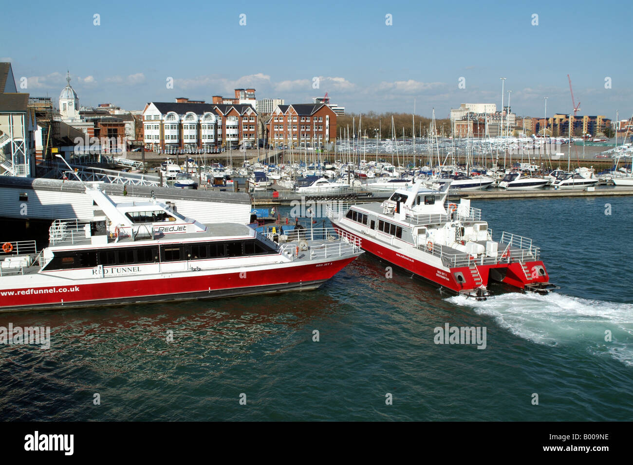 Red Jet Katamarane von Red Funnel Company an Stadt Kai Southampton betrieben Stockfoto