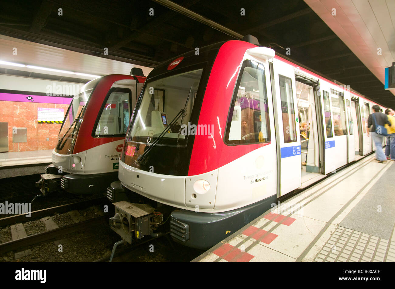 Der Vorortzug parkt am Bahnhof Stockfoto