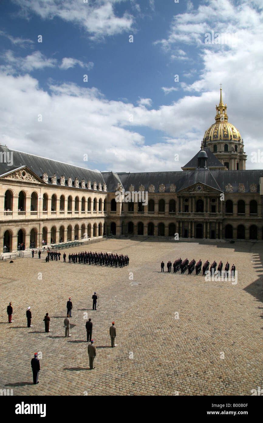 Eine militärische Medaillenvergabe in der Cour d ' Honneur ("Gericht der Ehre") im Hotel des Invalides, Paris stattfindet. Stockfoto