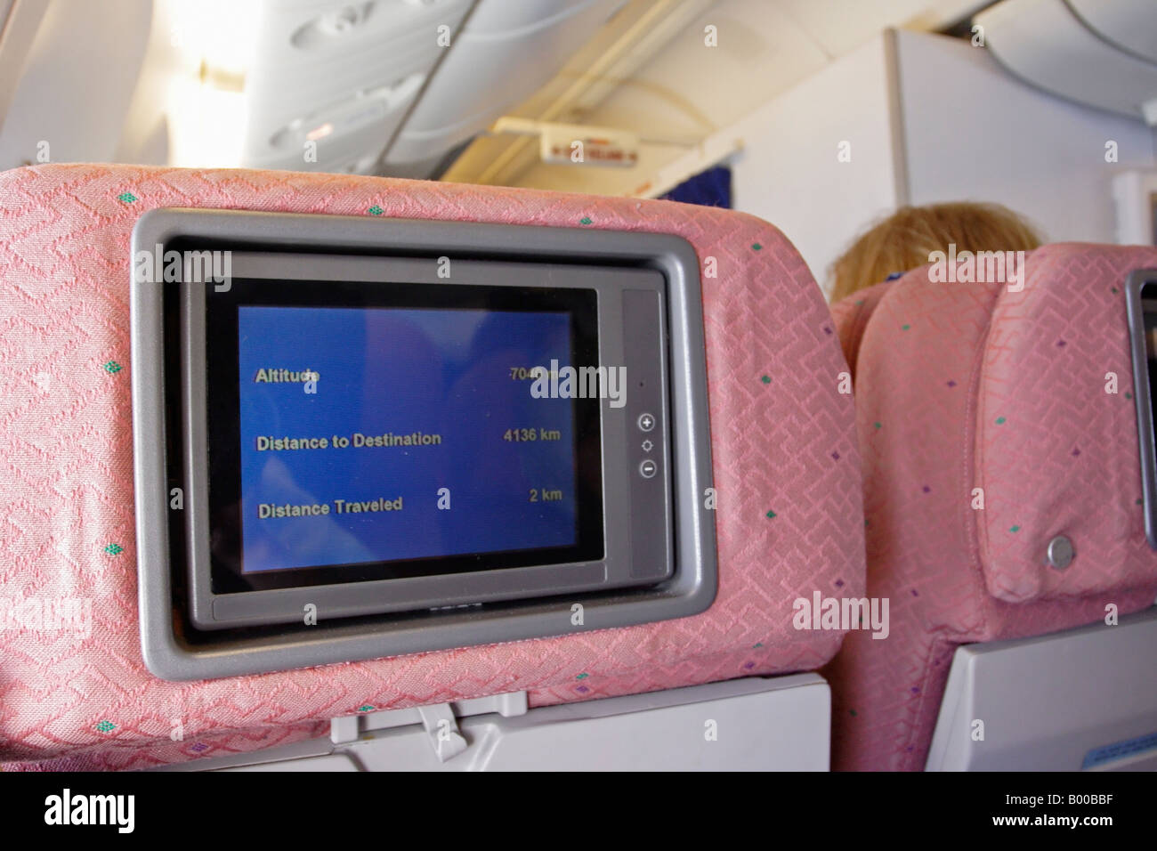 LCD-Monitor die Passagiere mit Informationen und Unterhaltung in kommerzielle Fluggesellschaft. Stockfoto