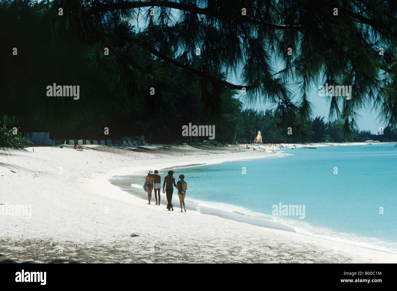 Ein Spaziergang auf sieben Meile Strand Grand Cayman Insel. Das fegt die gesamte Westseite der Insel und ist idyllisch. Stockfoto