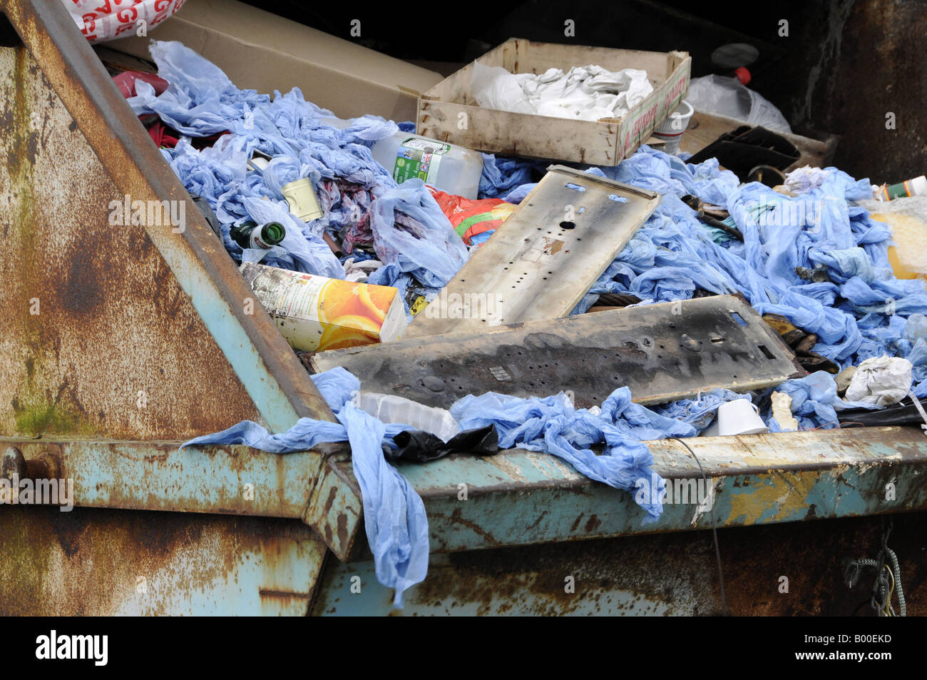 Müll-Container, Newlyn, Cornwall, UK Stockfoto