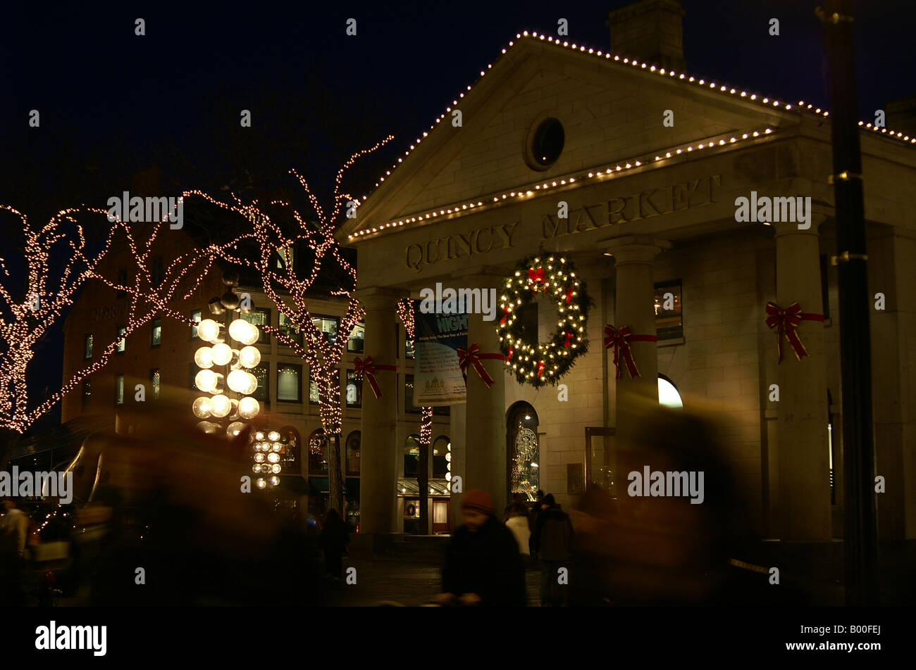 Weihnachtslichter auf historischen Fanueil Hall Marketplace Gebäude Stockfoto