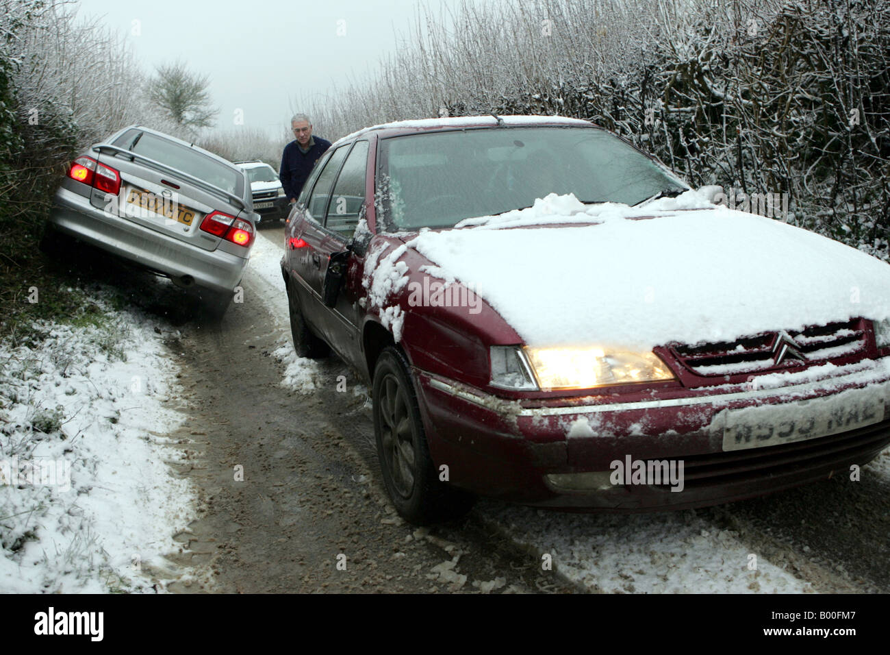 Auto im Schnee im Dorf Spur stecken. Stockfoto