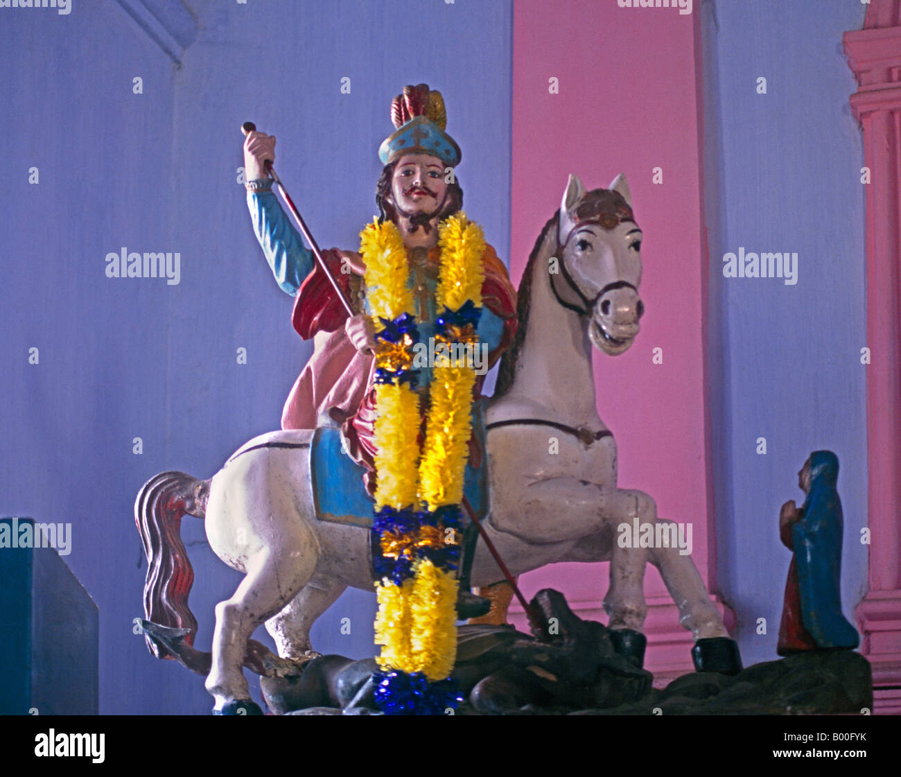 Kerala Indien Statue des Heiligen Georg tötet den Drachen Stockfoto