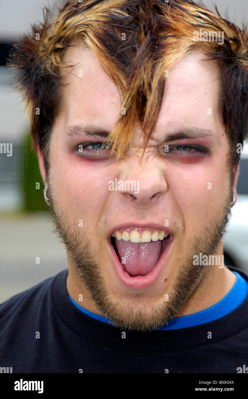 Teenager Mannlich Mit Einem Punk Haare Stil Und Korper Piercings Stockfotografie Alamy