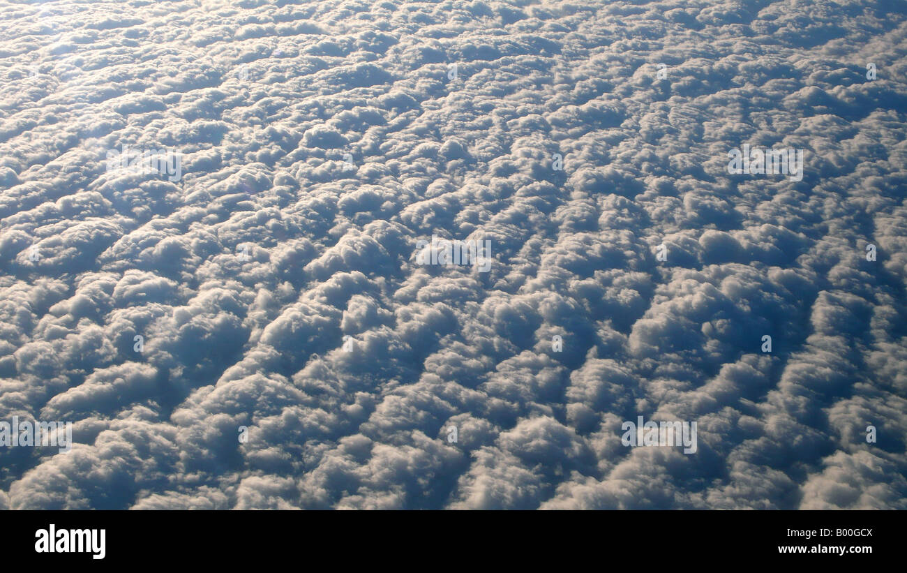 Kissen von flauschigen Wolken von oben. Stockfoto