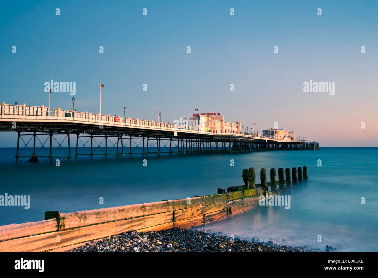 Worthing Pier, Worthing, West Sussex in der Nacht Stockfoto