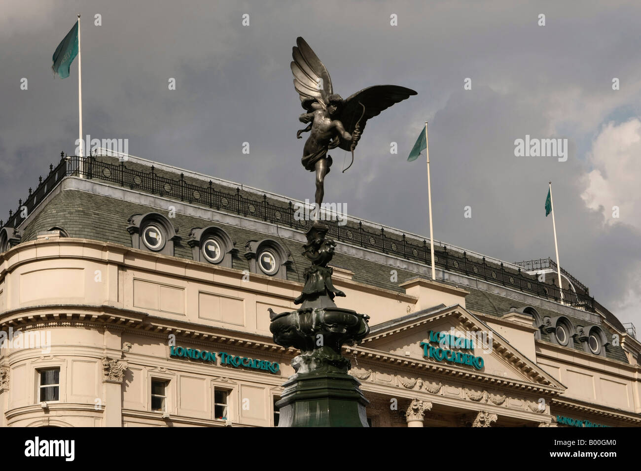 Eros-Statue in London Piccadilly Circus mit dem berühmten TROCADERO CENTRE im Hintergrund Stockfoto