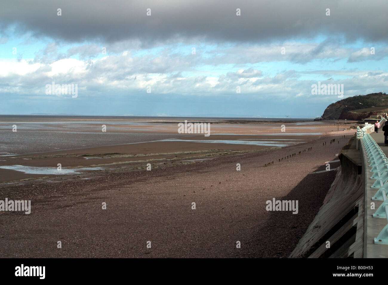 Blauer Anker direkt am Meer Stockfoto