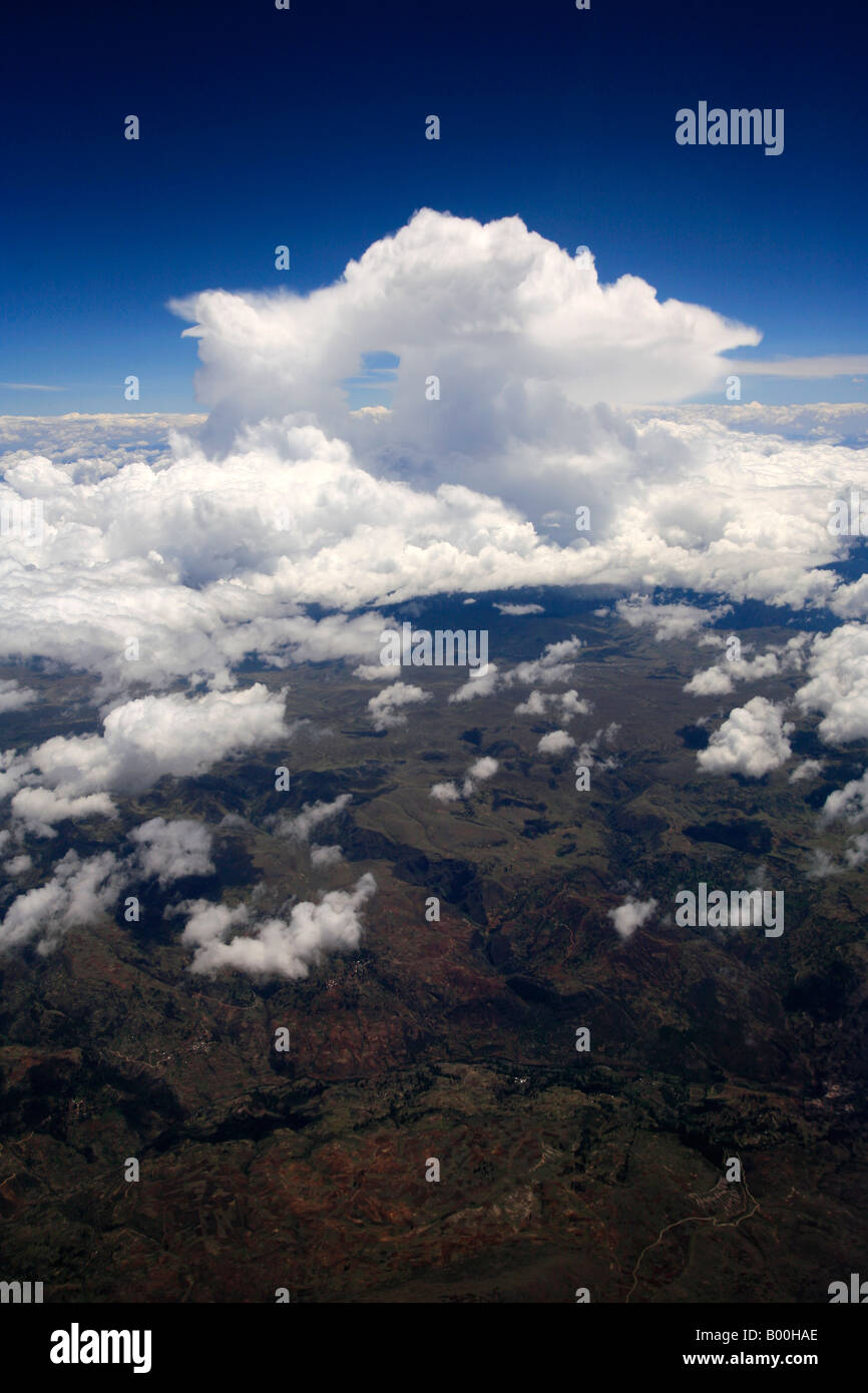 Congestus Gewitterwolken über der peruanischen Anden Südamerikas aus dem Flugzeug gesehen Stockfoto