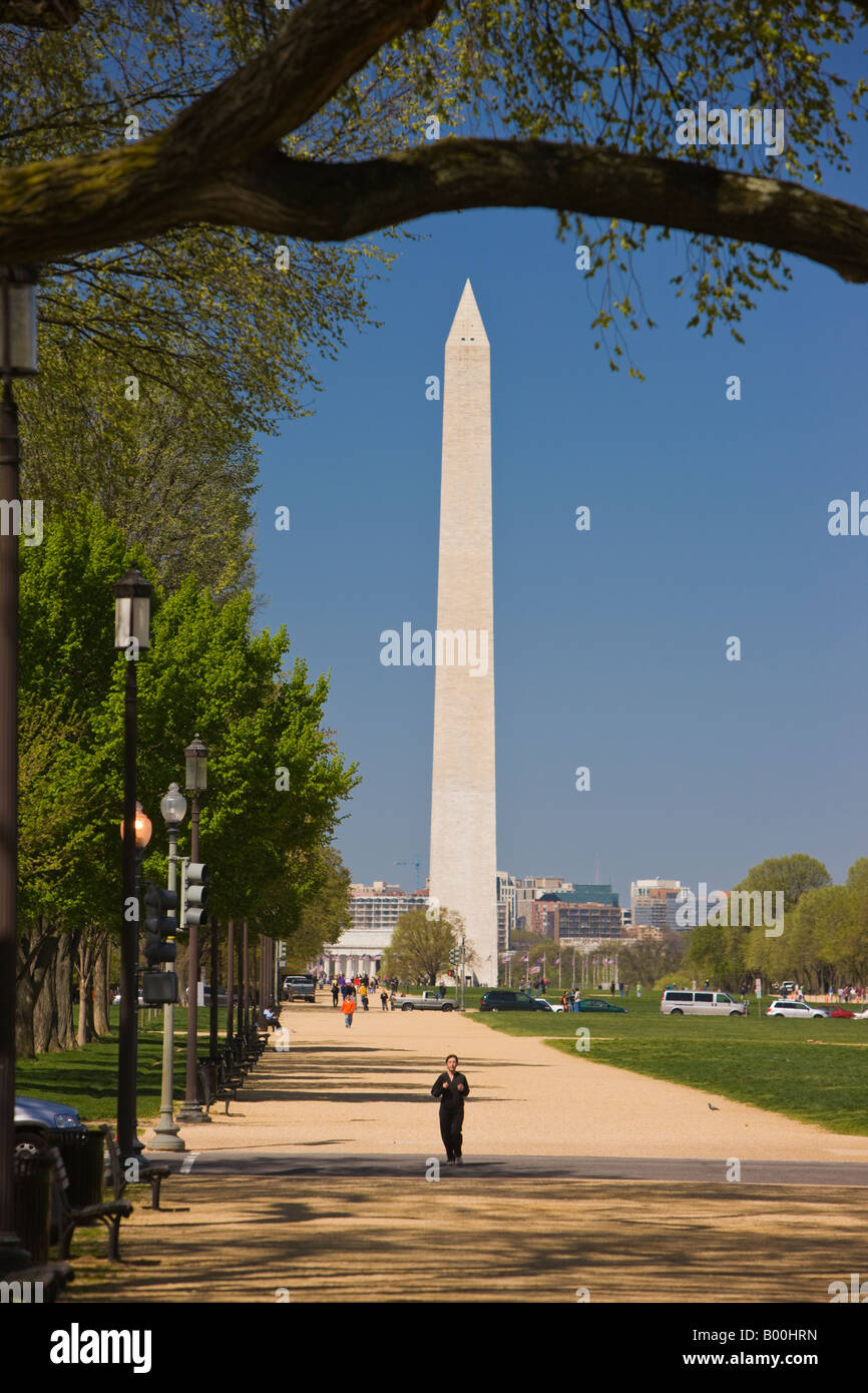 WASHINGTON DC USA Washington Monument auf der National Mall und Läufer auf Weg Stockfoto