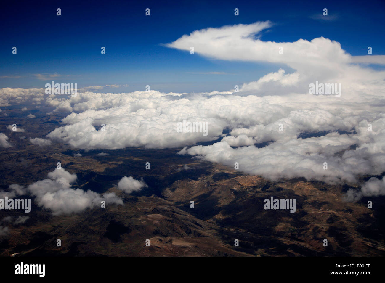 Kinuta Gewitterwolken über der peruanischen Anden Südamerikas aus dem Flugzeug gesehen Stockfoto