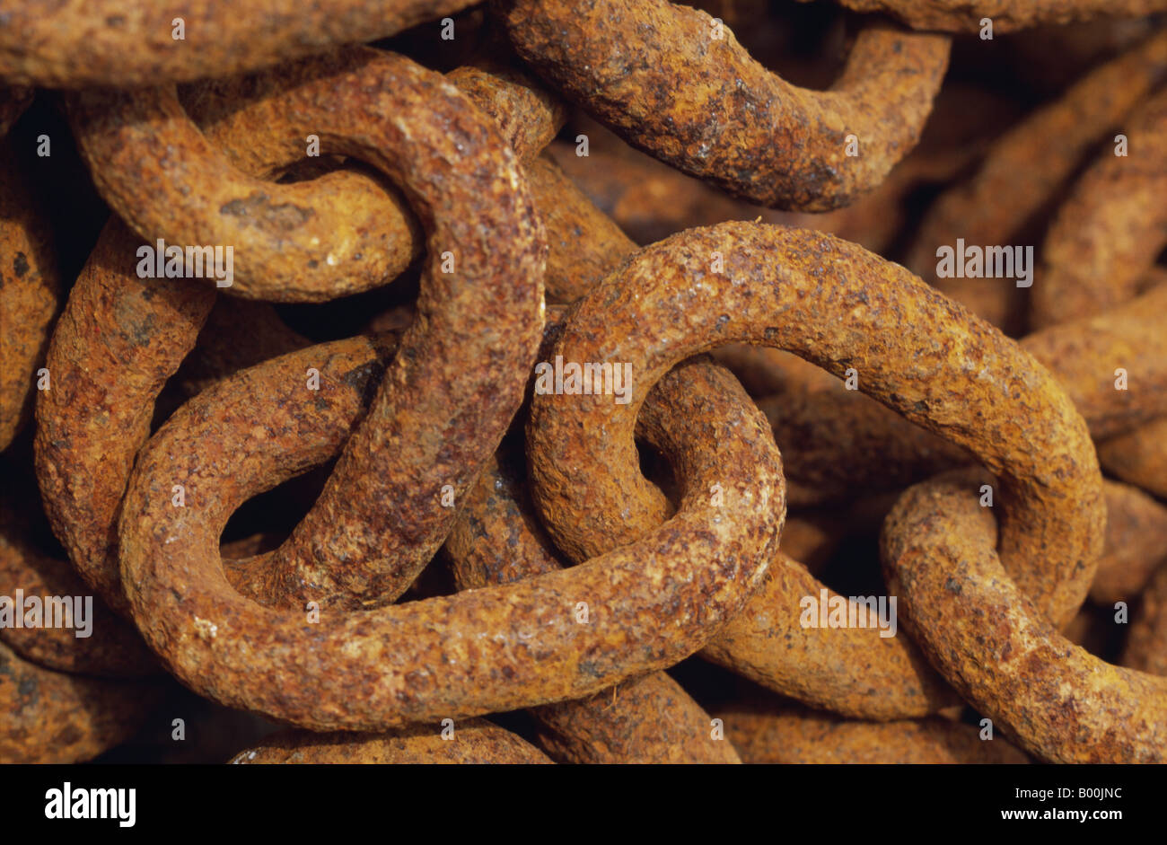 Nahaufnahme der großen eisernen verbindet Rust red RUSTY Ketten Stockfoto