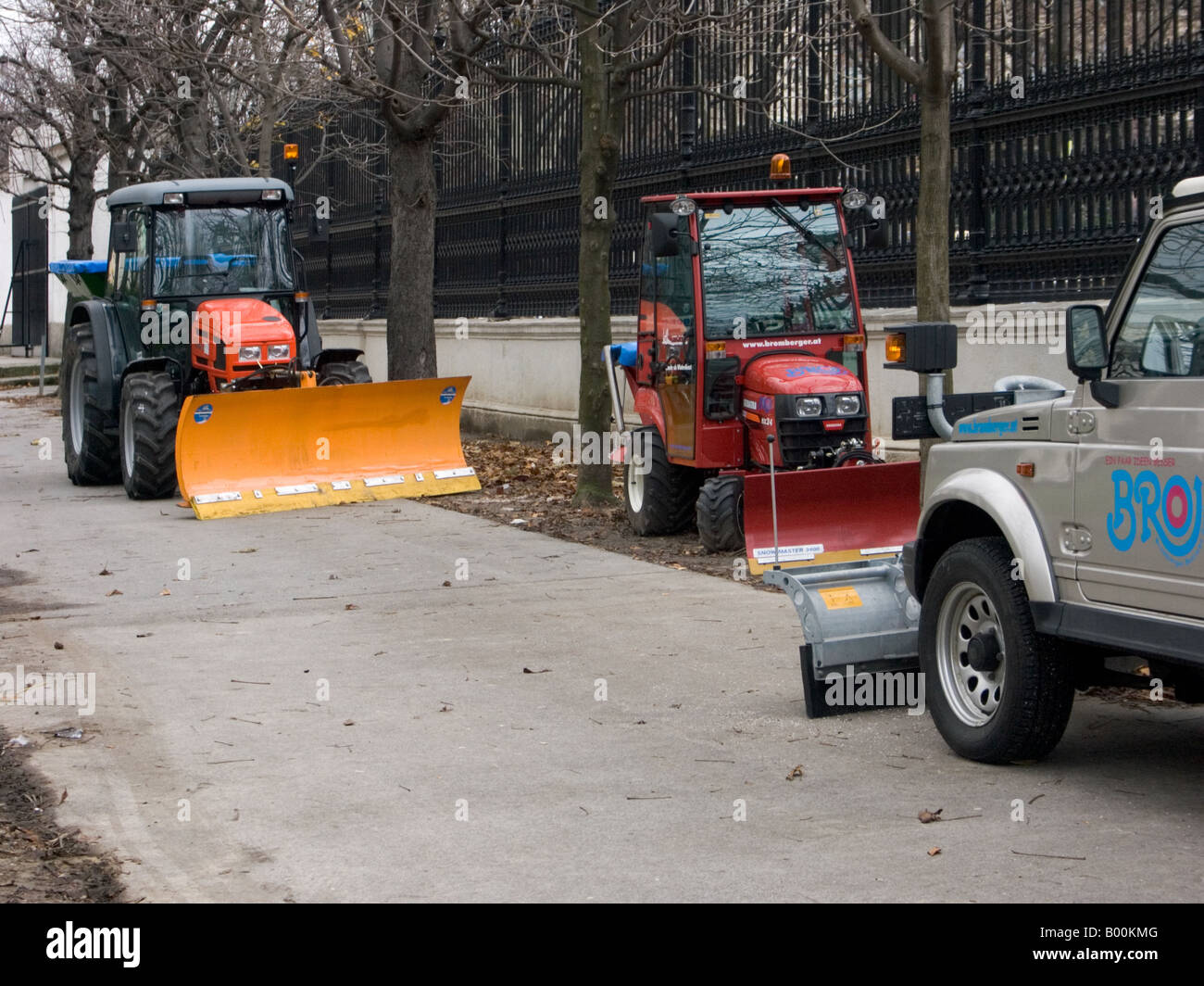 Bunte kleine Traktoren mit Schnee Schneepflug und Salzstreuer Anlagen im Volksgarten, Wien, Österreich Stockfoto
