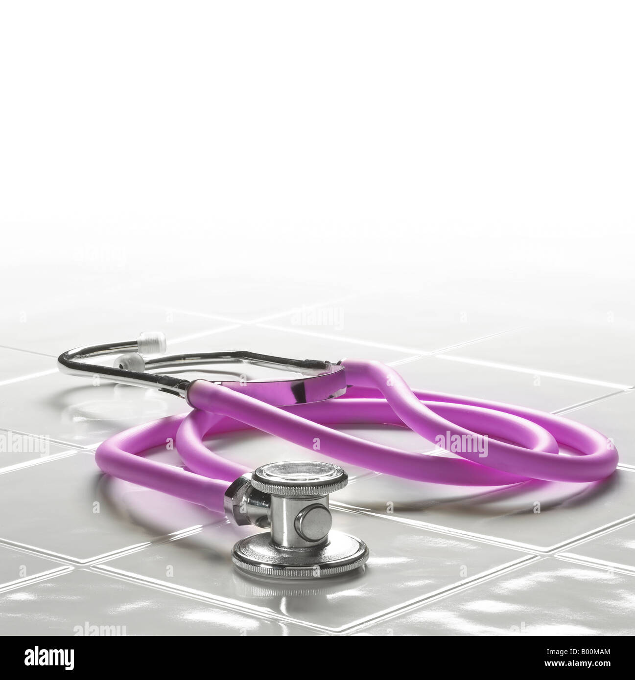 Stethoskop auf weiße Theke In Arztpraxis Stockfoto