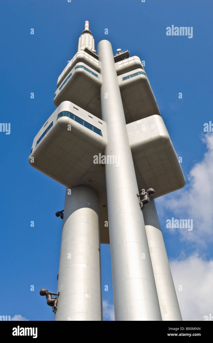 Eine Nahaufnahme des oberen Abschnitts der Žižkov Fernsehturm in Prag. Stockfoto