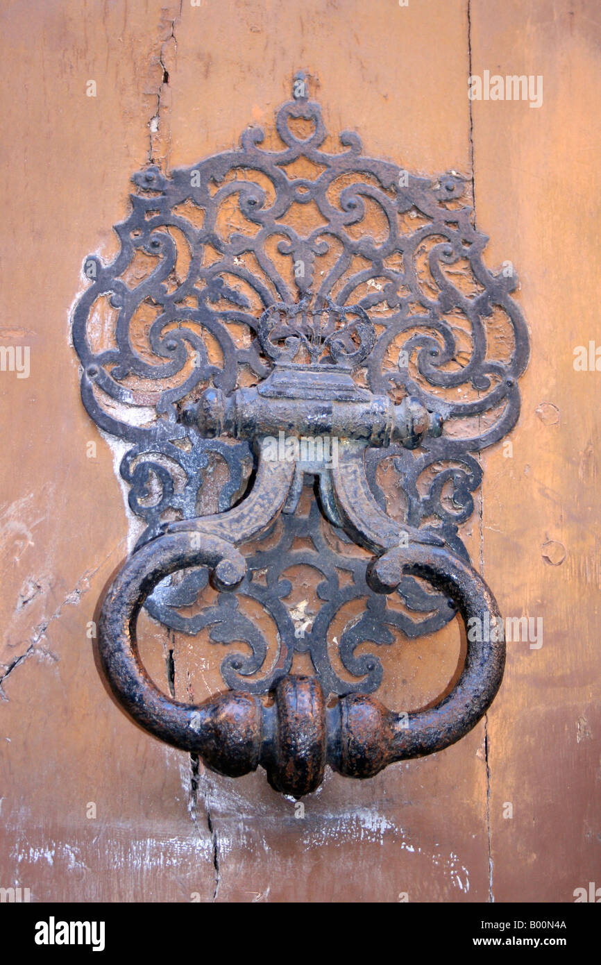 alte verzierte Türklopfer Stockfoto