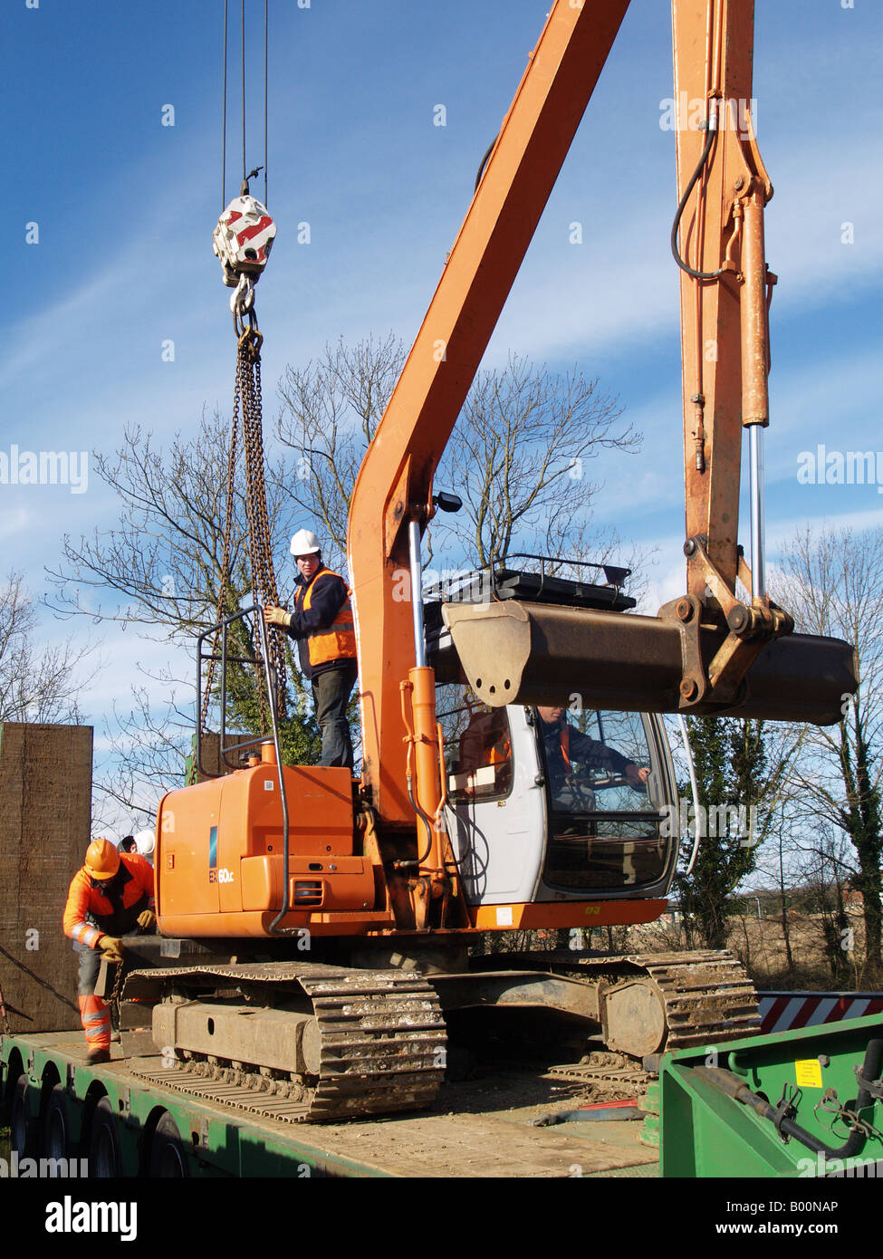 Orange-blauen Himmel Kran Kugel angehoben heben verfolgt Stockfoto