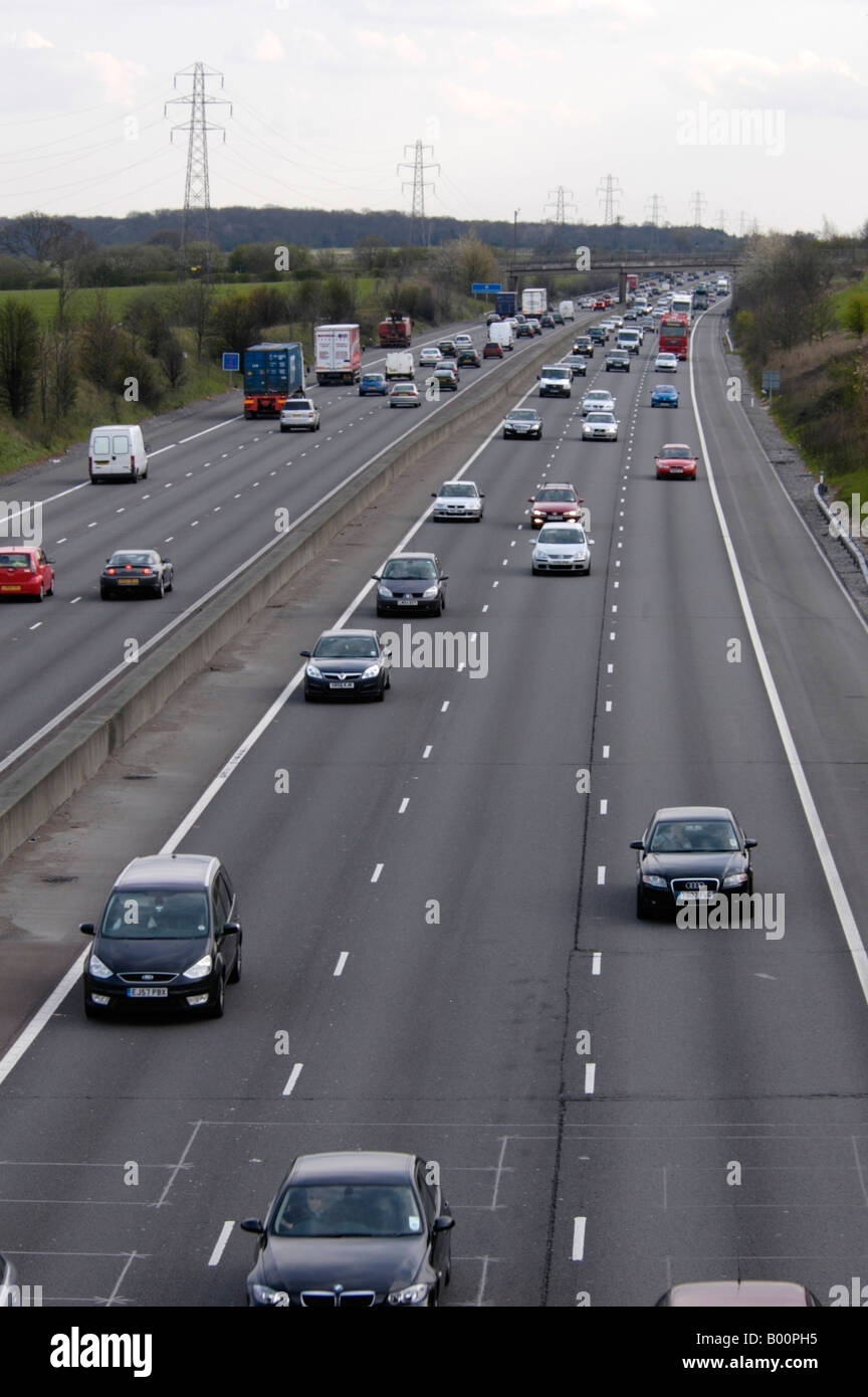 M25 in der Nähe von J17 Southbound zeigt fließende Gebirgspässe Verkehr und Strom Pylonen, die ho Rizon Stockfoto