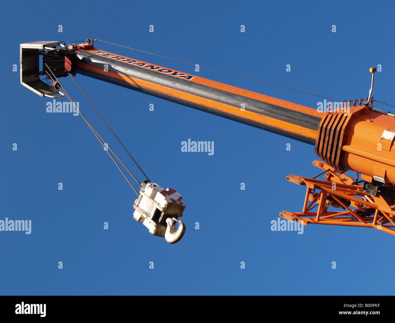 Orange-blauen Himmel Kran orange Ausleger angehoben Hakenlift Stockfoto