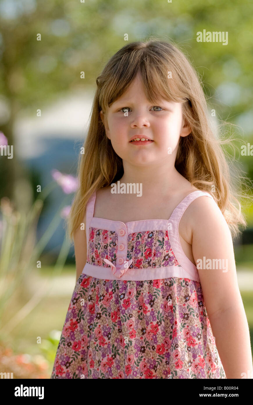4 jährige Mädchen im Park mit nachdenklichen Blick Stockfoto