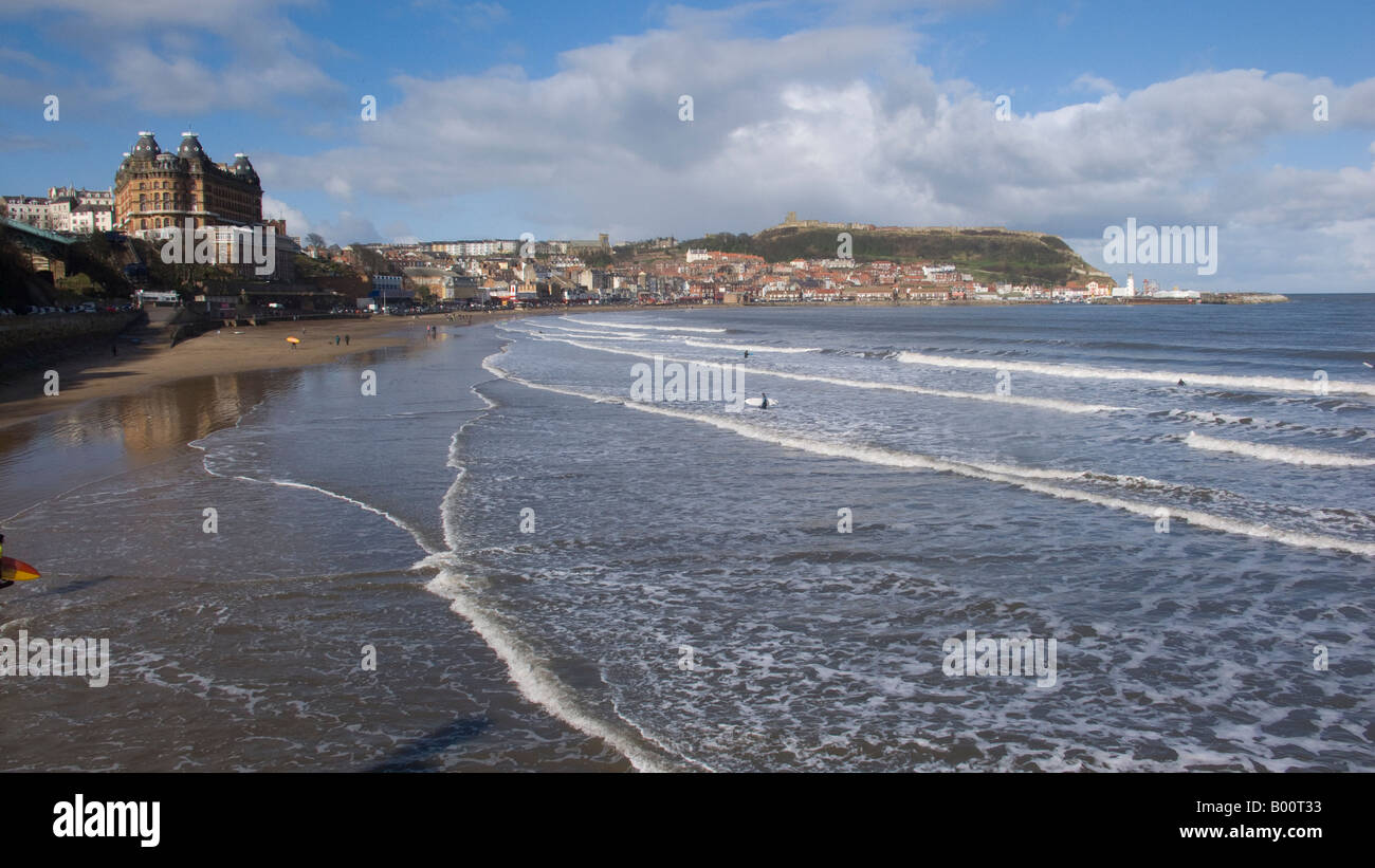 Wellen am Strand und weit entfernten Blick auf die Altstadt Stadt, Scarborough, North Yorkshire, UK Stockfoto