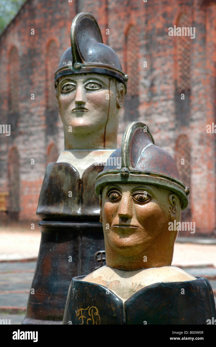 Keramikfiguren des brasilianischen Künstlers Francisco Brennand bei Oficina Brennand in Recife. Stockfoto