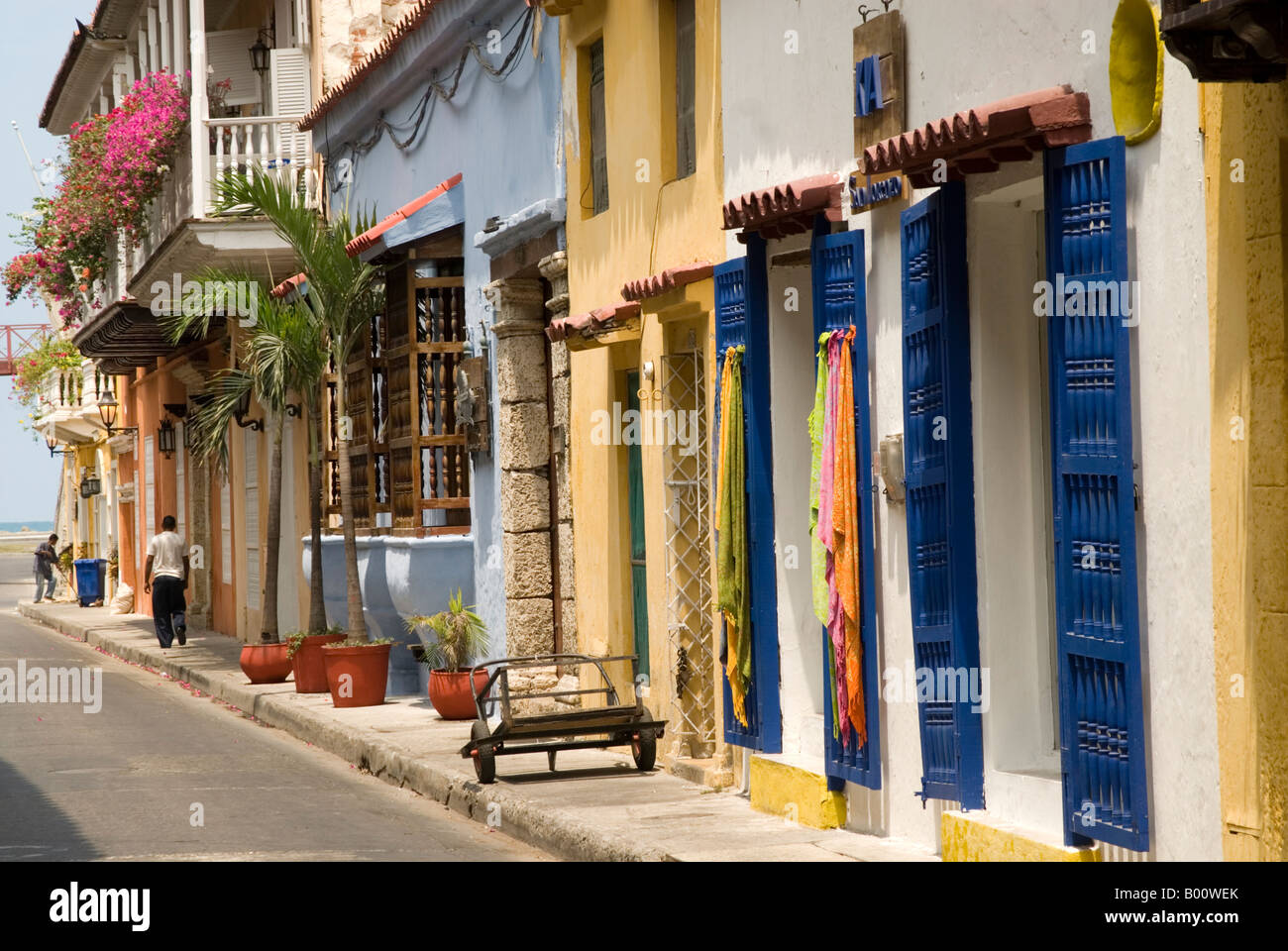 Häuserzeile in der Altstadt von Cartagena de Indias, Kolumbien Stockfoto