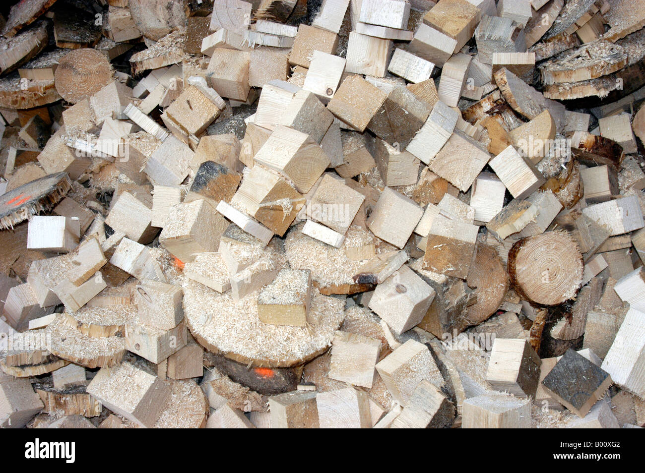 Rest-Holz aus dem Wald im Sägewerk arbeiten Stockfoto